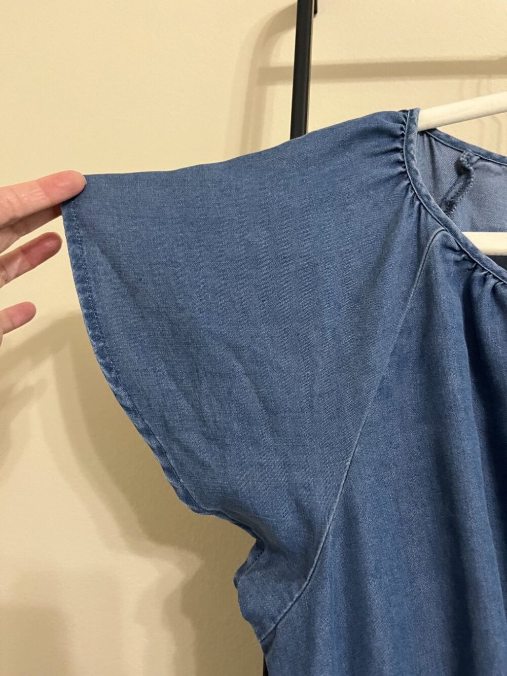 Frye & Co Chambray Blue Dress NWT Smocked Waist Keyhole Flutter Sleeve Large - Picture 6 of 10